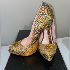 Beautiful yellow/gold heels size 5.5 women’s